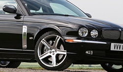 Нажмите на изображение для увеличения. 

Название:	2006_Jaguar_XJR_Portfolio_01s.jpg 
Просмотров:	39 
Размер:	78.3 Кб 
ID:	5002